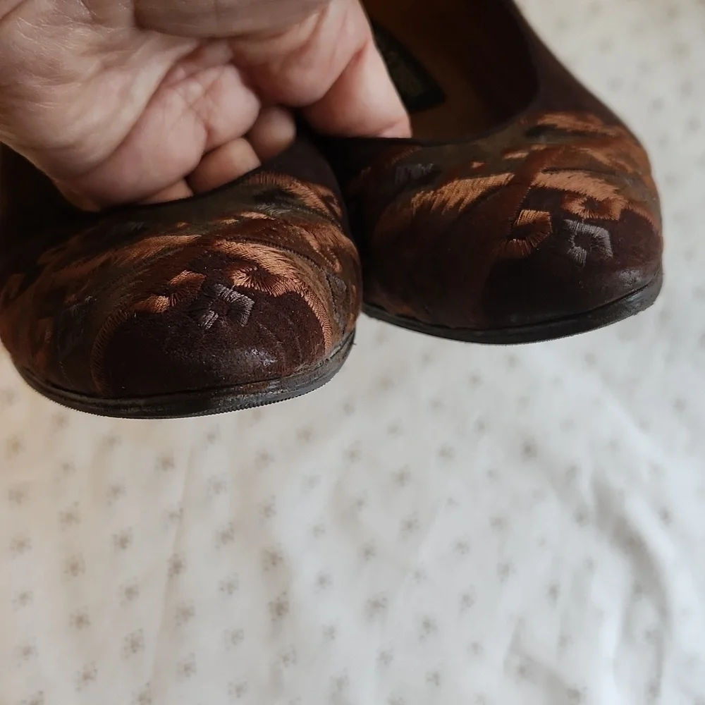 Sergio Rossi Brown Suede Embroidered Toe Kitten Heels Pumps sz 38.5/8.5